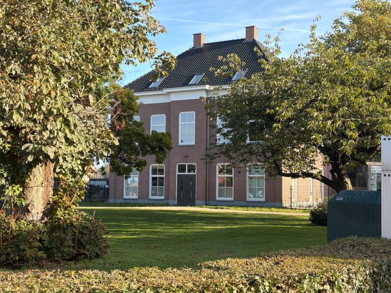 De pastorie in Eerde in de pastorietuin