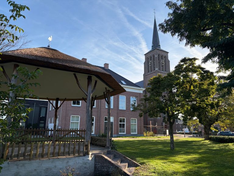 De Pastorietuin in Eerde met prieel, pastorie en kerktoren